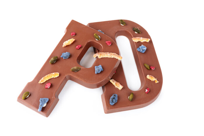 Valrhona chocolade letter 200 gram (melk, wit en puur) met garnituur