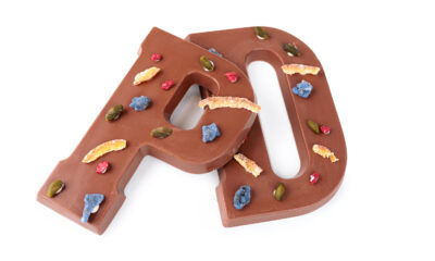 Valrhona chocolade letter 200 gram (melk, wit en puur) met garnituur