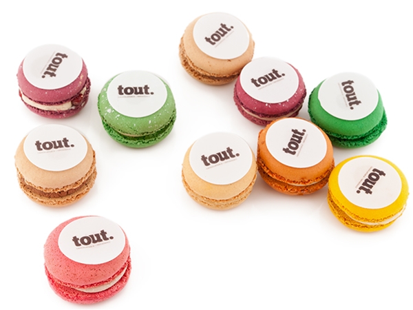 Met een fondant logo